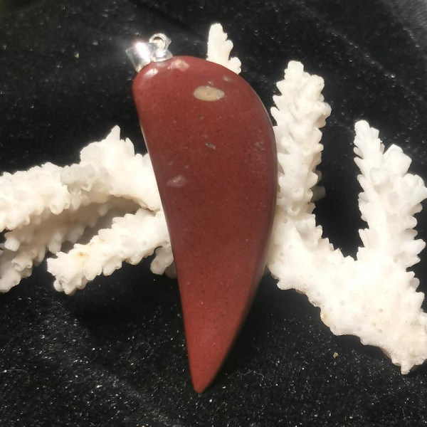 Roter Schiefer Anhänger